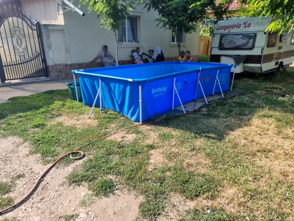 
    Oamenii și-au montat piscina în fața curții  