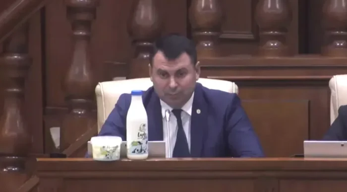 Vasile Costiuc a adus lapte în Parlament. FOTO: TV8