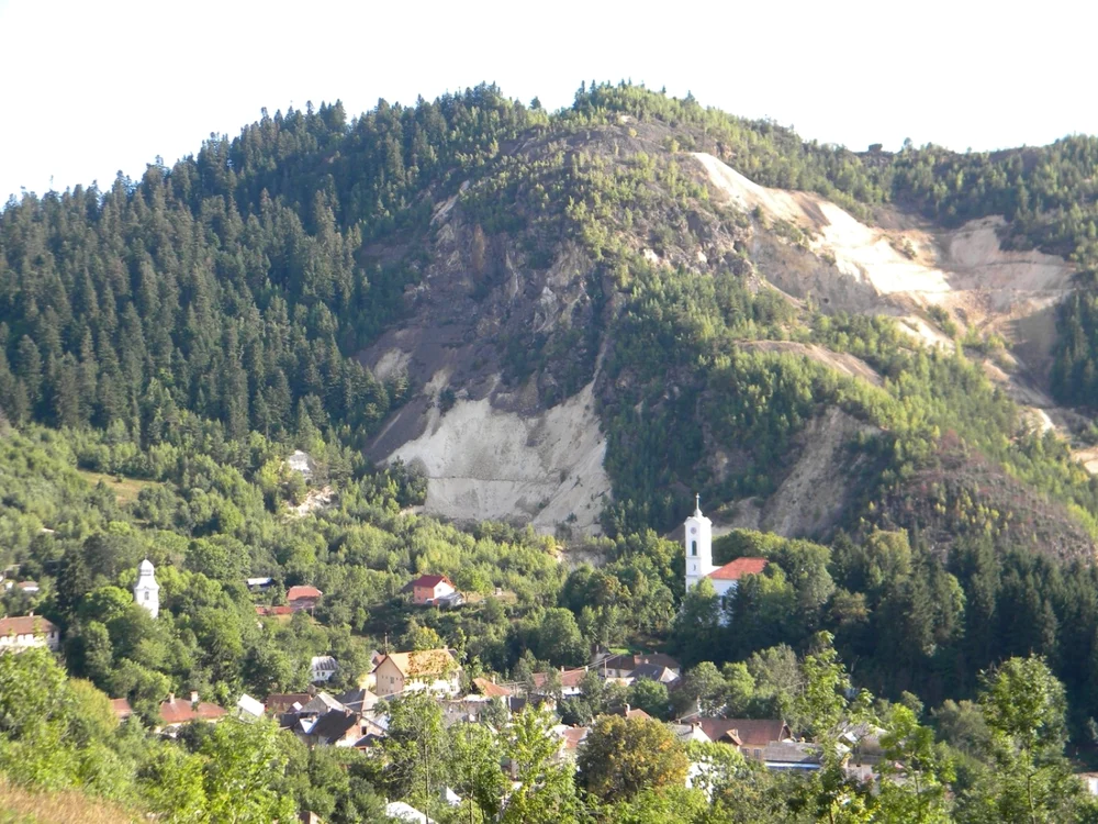 Masivul Cârnic din Roșia Montană urma să fie distrus în urma exploatării FOTO Mining Watch Romania