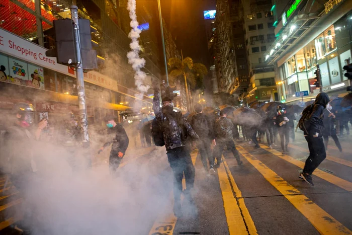 Poliţia a anunţat luna trecută că a arestat 63 de oameni în legătură cu evenimentele din Tuen Long. FOTO EPA-EFE