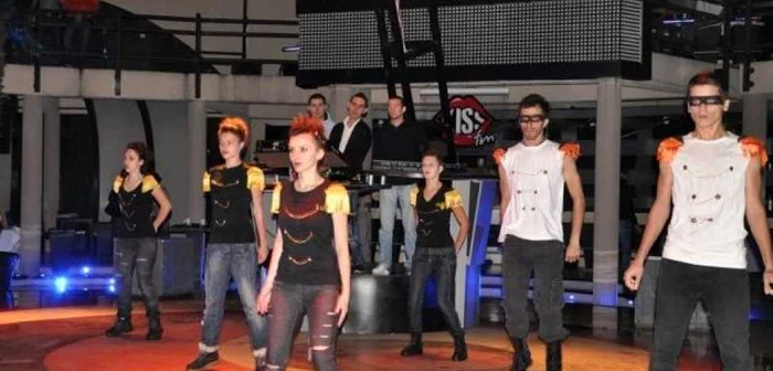 Dansatorii de la “Mike’s School of Dance”