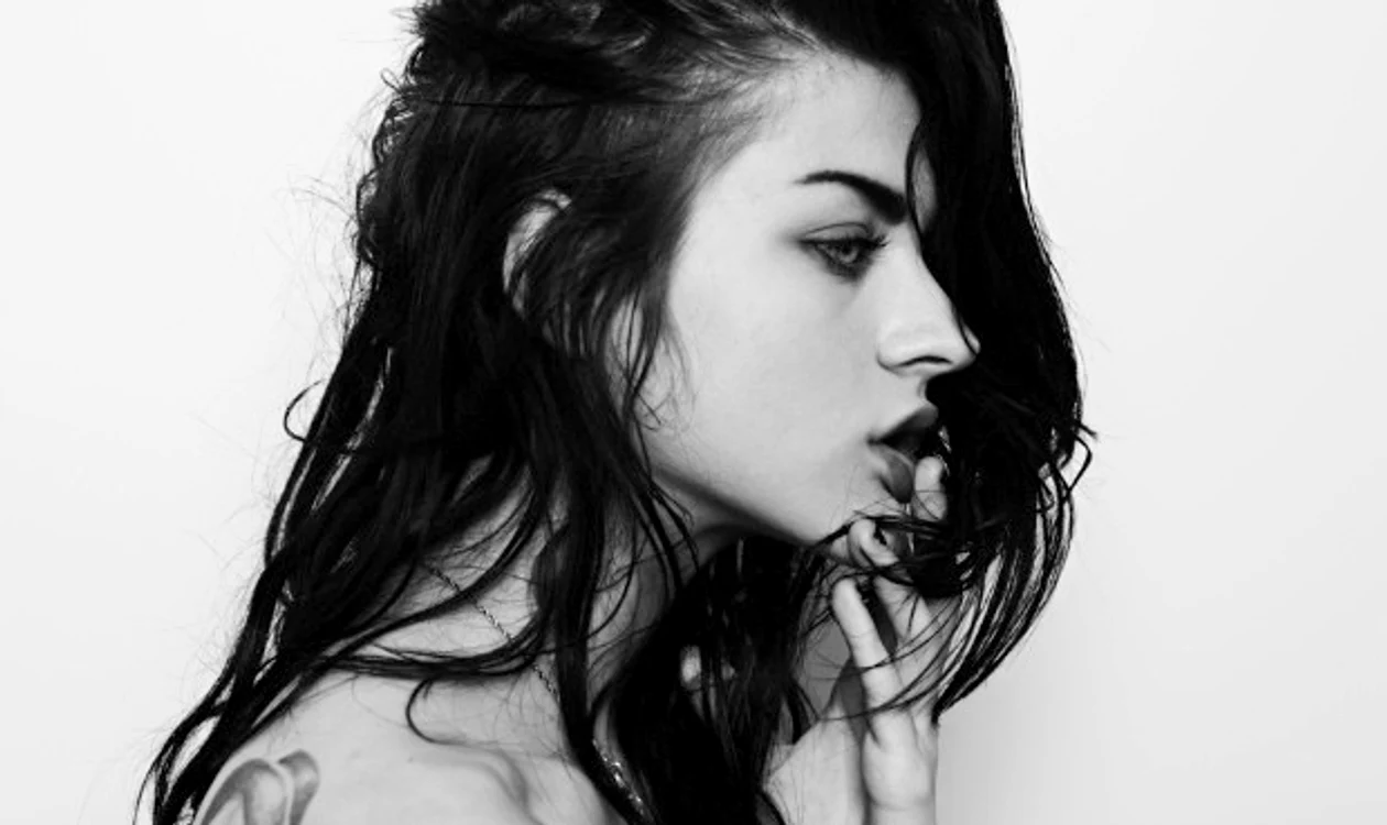 
    Frances Cobain a renunţat la hainele negre şi la machiajul proeminent Foto: Instagram Frances Cobain   
