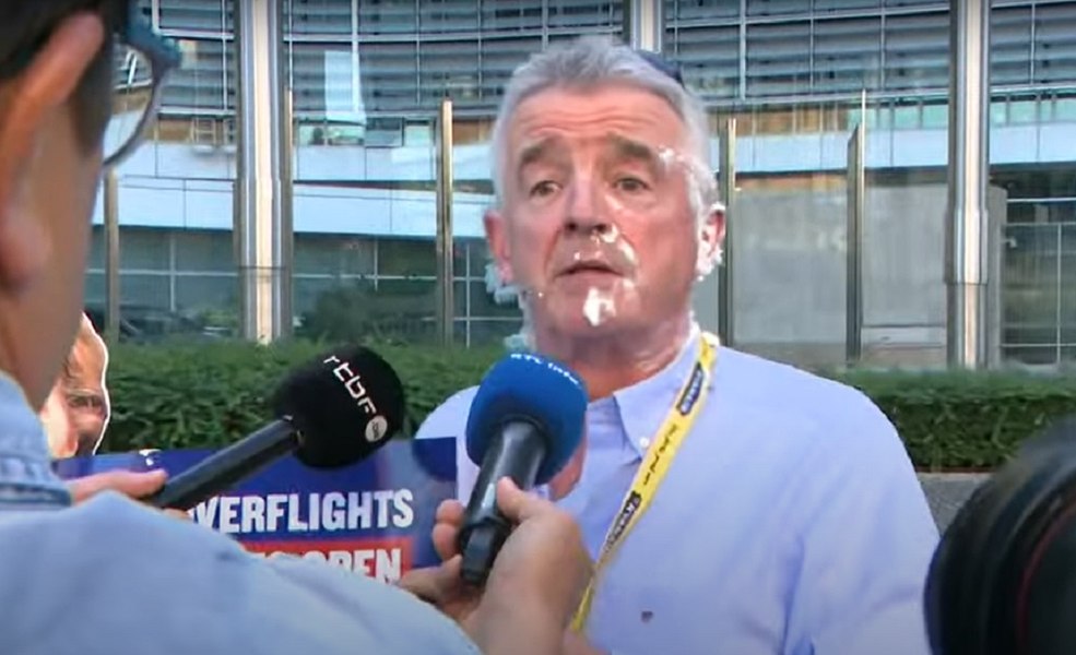 Șeful Ryanair, lovit în faţă cu o plăcintă, la Bruxelles. Michael O'Learya avut o reacție neașteptată