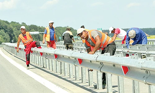 Muncitorii puneau, ieri,  semnele reflectorizante  pe separatoarele de sens jpeg