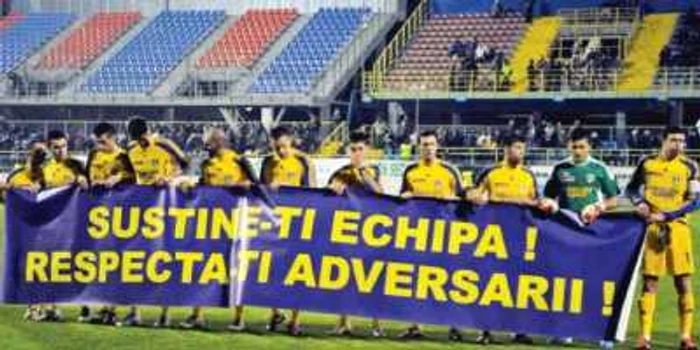 Jucătorii Petrolului au făcut apel către fani să înceteze cu violenţele la adresa rivalilor