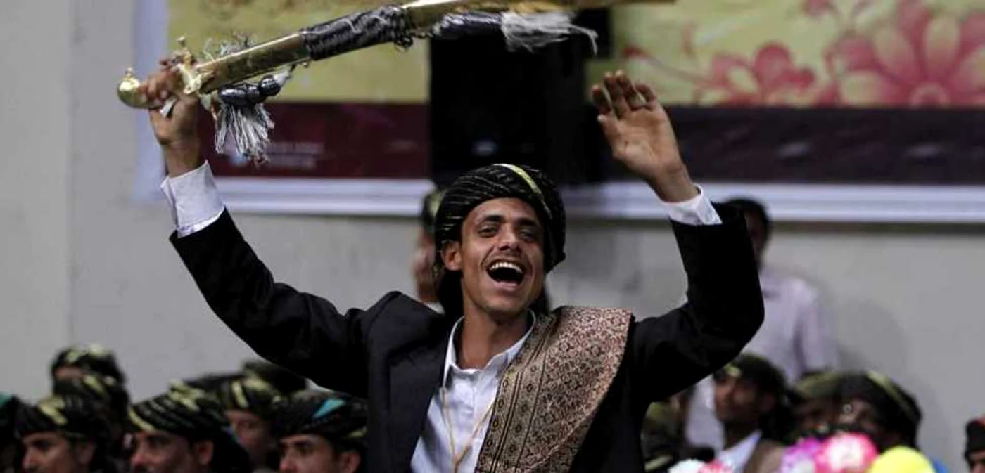 Unul dintre mirii orfani care au purtat costumul ţi sabia tradiţionale în ziua nunţii. FOTO: Reuters