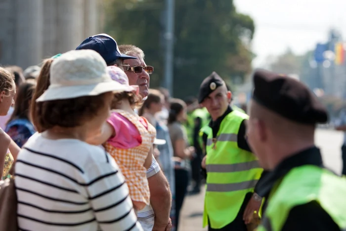 Moldovenii sunt foarte preocupaţi şi de rezolvarea problemei ridicării nivelului de trai. FOTO: Arhiva Adevărul