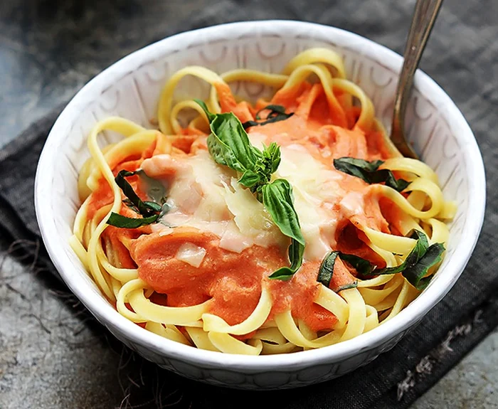 fettuccine cu rosii si busuioc jpeg