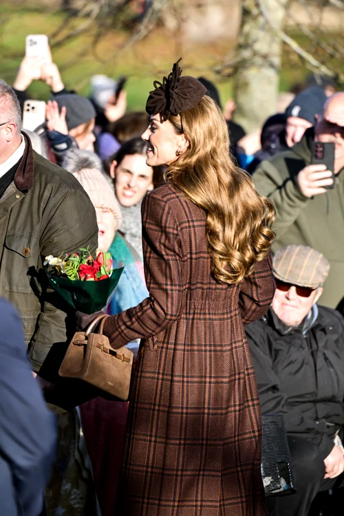 Kate Middleton a asortat la palton o geantă din piele întoarsă (Foto: GettyImages)