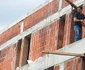 Dan Negru muncește, cot la cot cu muncitorii, la înălțarea clădirilor sale de birouri
