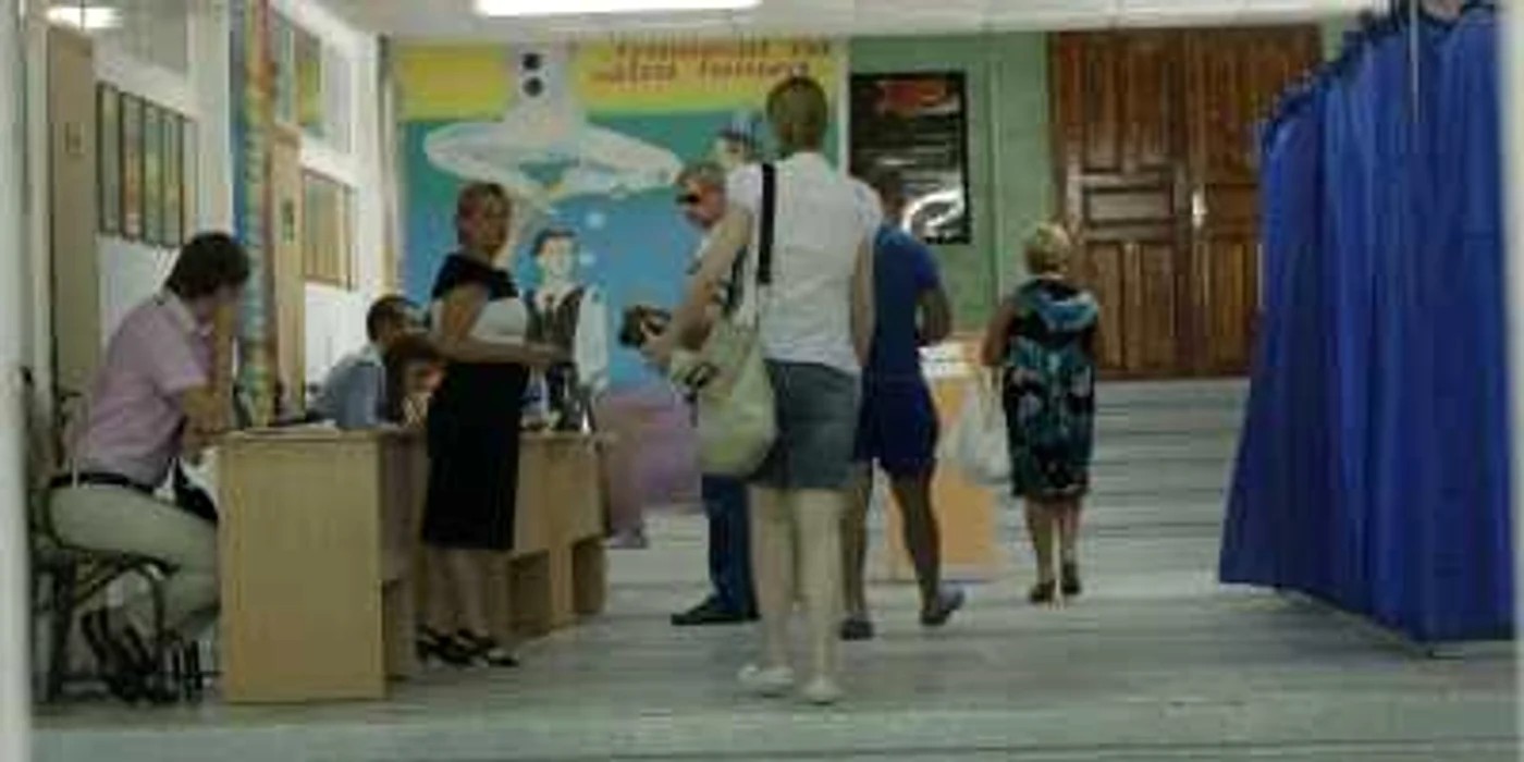La ora 11.00, circa 30 de alegători au venit la secţia de votare amenajată la liceul „Gheorghe Asachi“ din Chişinău