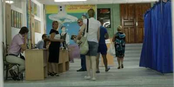 La ora 11.00, circa 30 de alegători au venit la secţia de votare amenajată la liceul „Gheorghe Asachi“ din Chişinău