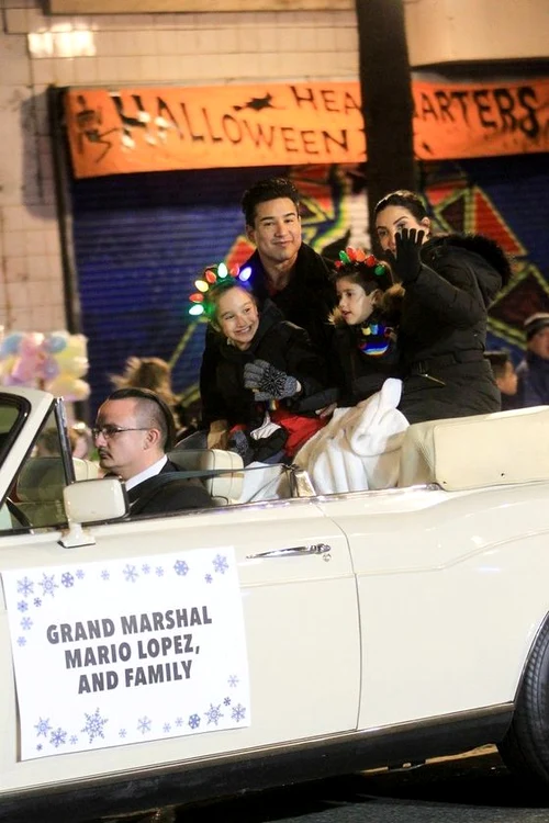 
    Mario Lopez si familia  