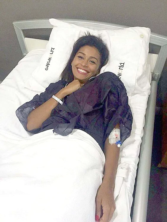 Majda, zâmbitoare  pe patul de spital,  după operaţie