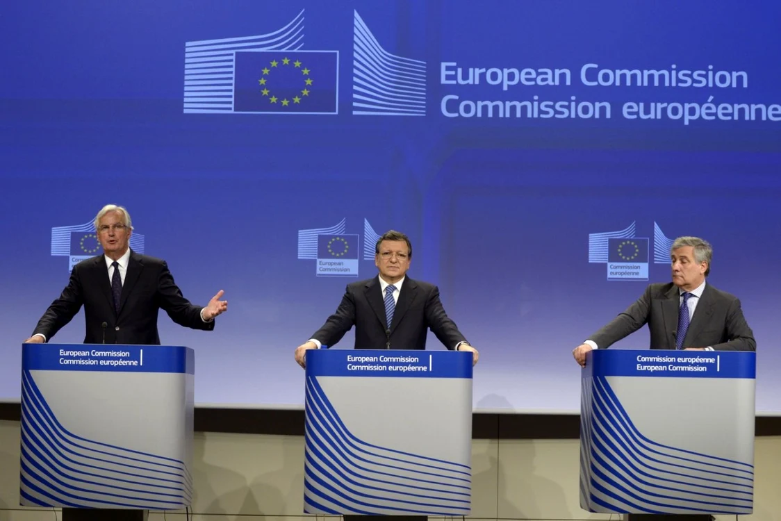 De la stânga la dreapta: Comisarul european pentru piaţa internă şi servicii Michel Barnier, preşedintele Comisiei Europene Jose Manuel Barroso şi vicepreşedintele Comisiei Antonio Tajani, în timpul unei conferinţe de presă pe tema industriei pentru apărare europeană, la Bruxelles, pe 24 iulie 2013 FOTO Reuters