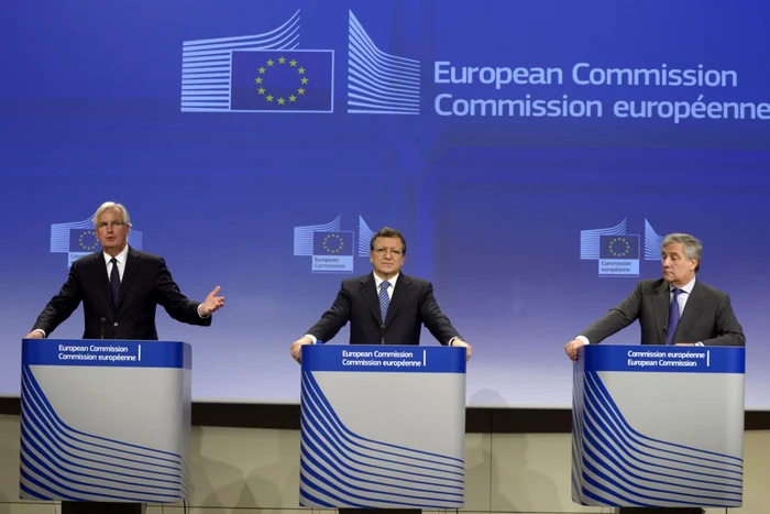 De la stânga la dreapta: Comisarul european pentru piaţa internă şi servicii Michel Barnier, preşedintele Comisiei Europene Jose Manuel Barroso şi vicepreşedintele Comisiei Antonio Tajani, în timpul unei conferinţe de presă pe tema industriei pentru apărare europeană, la Bruxelles, pe 24 iulie 2013 FOTO Reuters