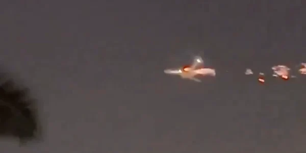 avion boeing cargo in flacari in zbor captura video