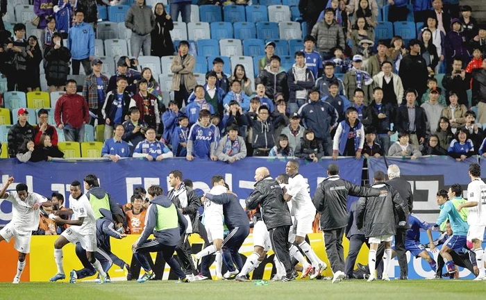 Încăierarea generală a  pornit din minutul ‘80 al   meciului din Coreea de Sud (fotografii: Reuters)
