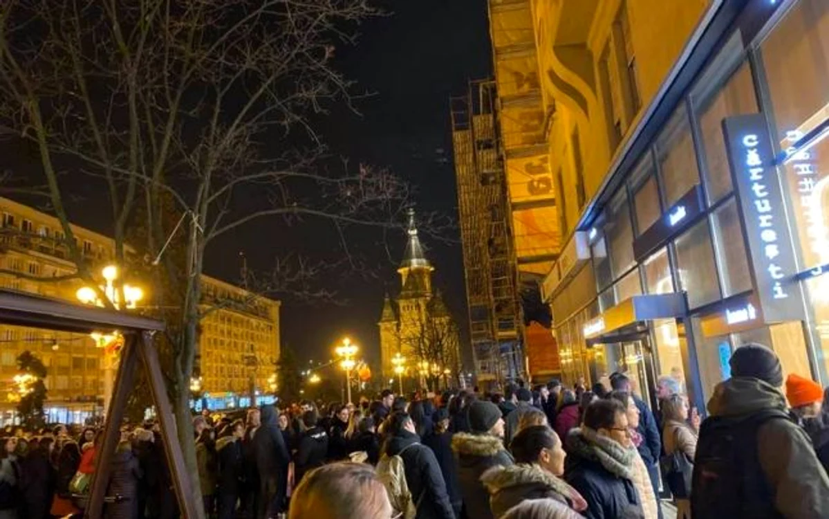 Oamenii din Timişoara aşteptând deschiderea librăriei