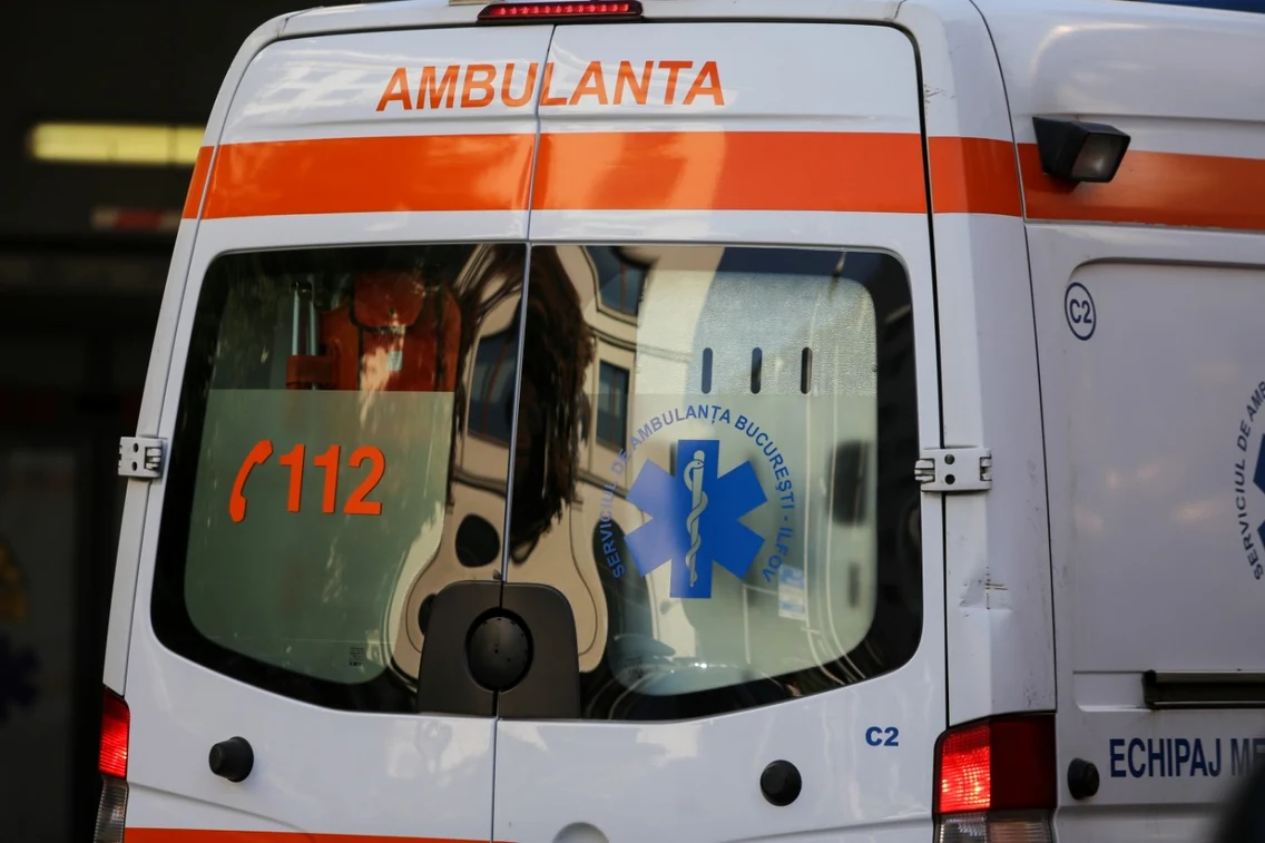 Ambulanța le-a transportat pe eleve la spital FOTO Mircea Moira / Shutterstock