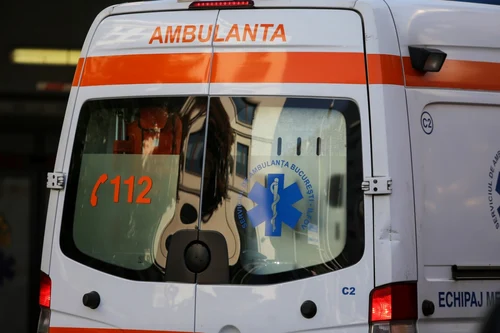 Ambulanța le-a transportat pe eleve la spital FOTO Mircea Moira / Shutterstock