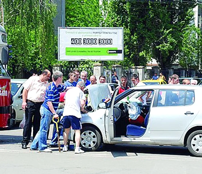 
    În accident, doar şoferiţa  indisciplinată a avut de suferit  