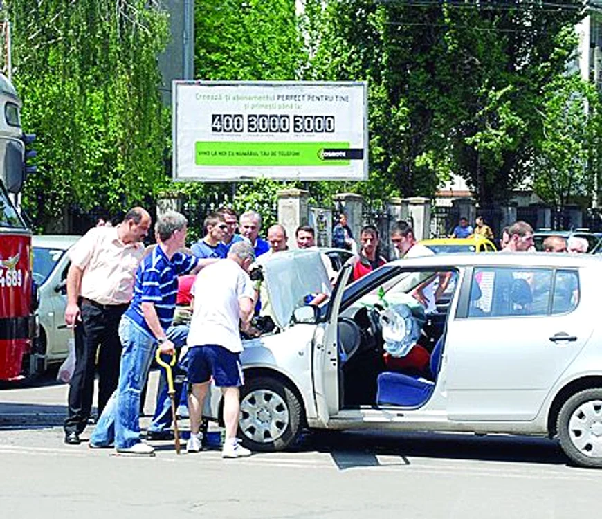 
    În accident, doar şoferiţa  indisciplinată a avut de suferit  