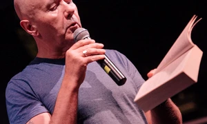 „Sînt mai degrabă un povestitor decît un scriitor, şi vreau doar să trec la următoarea poveste“ – interviu cu Irvine WELSH jpeg