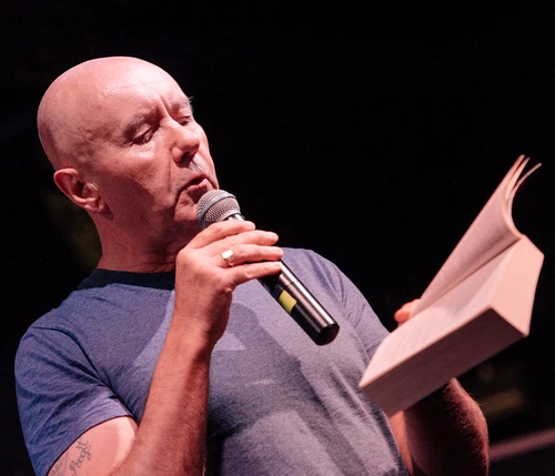 „Sînt mai degrabă un povestitor decît un scriitor, şi vreau doar să trec la următoarea poveste“ – interviu cu Irvine WELSH jpeg