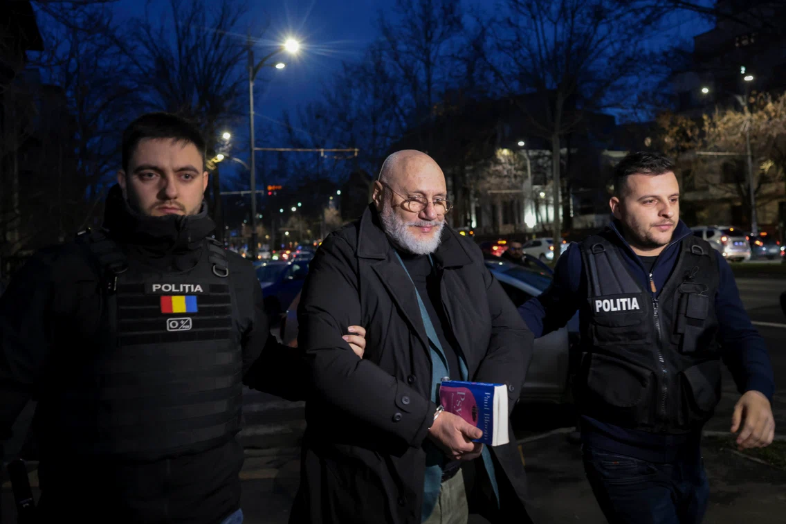 Cristian Andrei este escortat de polițiști la Serviciul de Investigații Criminale. FOTO Inquam Photos / George Călin