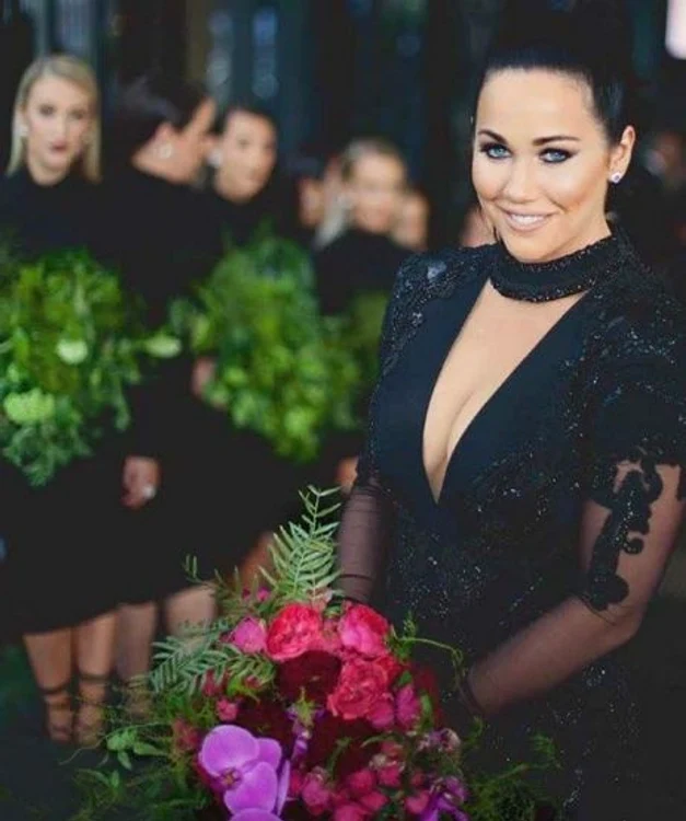 Bruneta a atras toate privirile cu rochia ei de mireasă