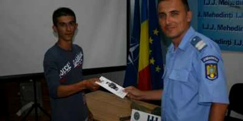 suporterii au primit pliante de la jandarmi