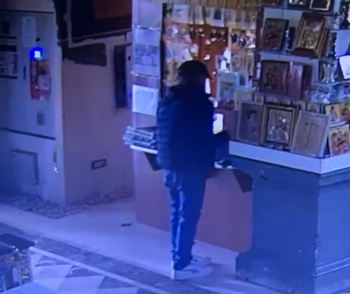 Bărbatul a furat cutia milei. FOTO captură video imagini amator