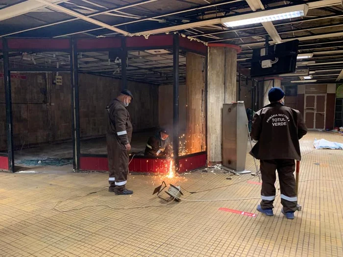 
    ncă 63 de spaţii comerciale de la metrou au fost desfiinţate vineri, 16 apriliefoto: Facebook  