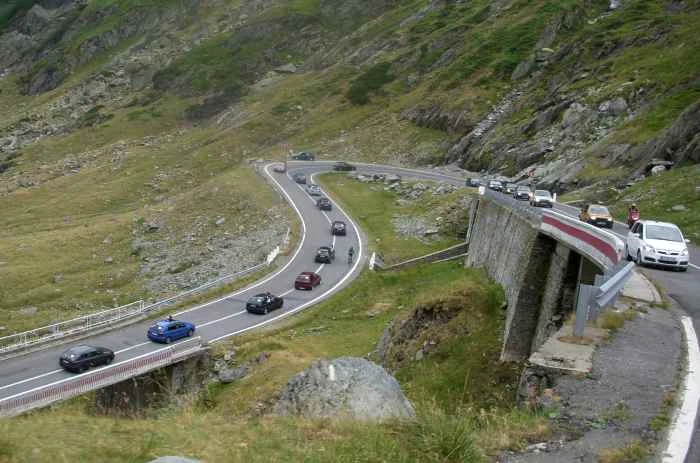 
    Proprietarii de Golfuri tunate şi-au dat întâlnire pe Transfăgărăşan.  