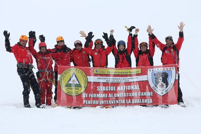FOTO Echipajele canine de avalanşă din şapte judeţe, pregătite şi brevetate în Argeş.
