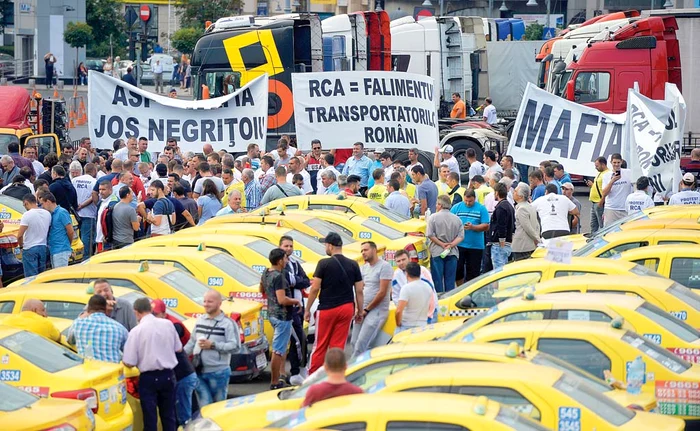 
    În urma protestelor de joi,  transportatorii au obţinut  reducerea tarifelor RCA la un  nivel maxim de 7.500 de lei pe an  