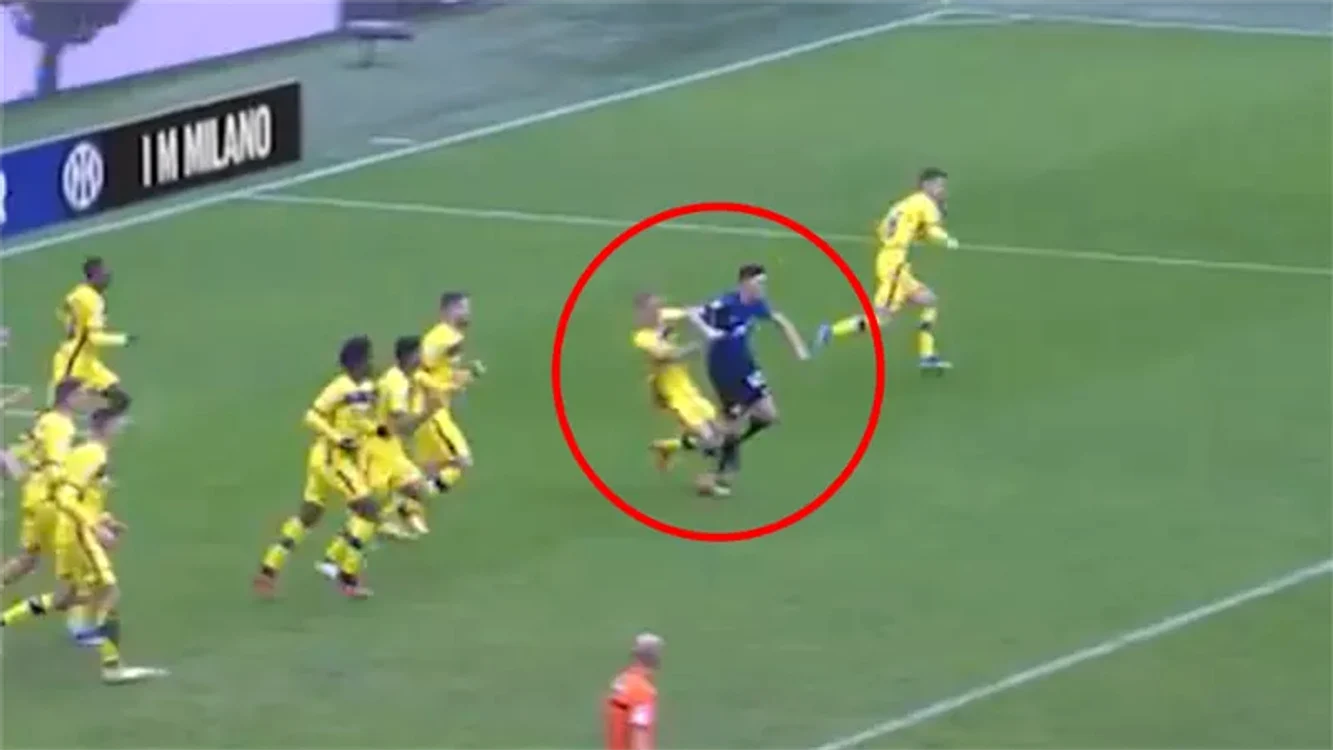 Cotul lui Bastoni aplicat lui Duda nu a fost sancționat de arbitri și de VAR FOTO Captură video