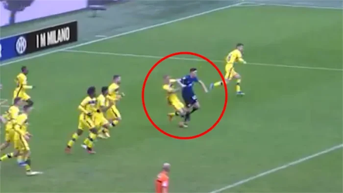 Cotul lui Bastoni aplicat lui Duda nu a fost sancționat de arbitri și de VAR  FOTO Captură video