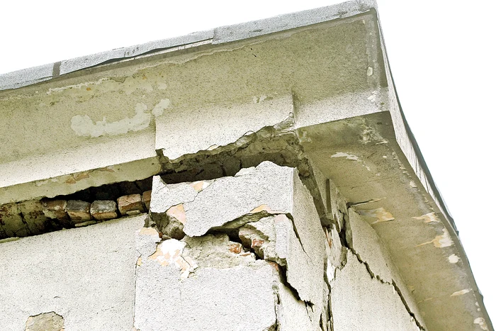  La un cutremur,  clădirea s-ar face  una cu pământul 