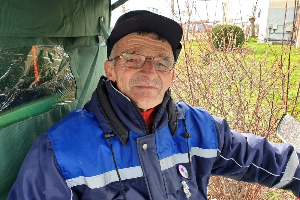 Nicolae Toma (70 de ani) este cel mai vârstnic angajat al Aeroportului Timișoara FOTO Daniel Dancea