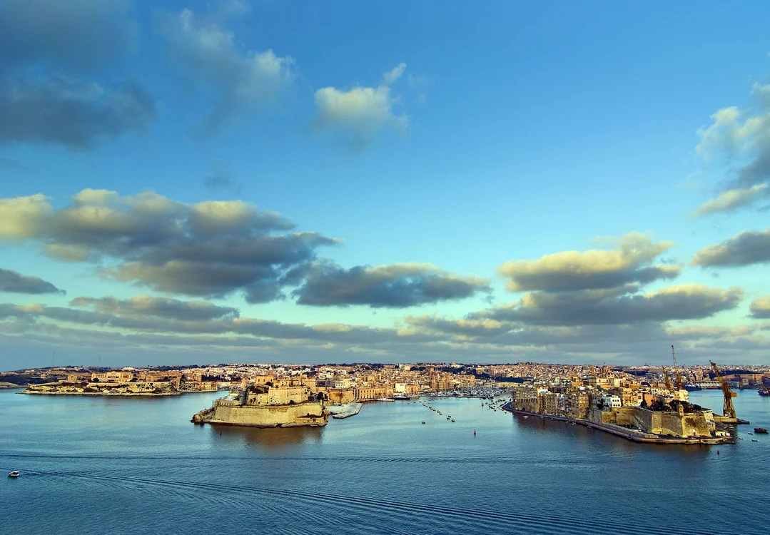 
    În Malta, te poți bucura de soare, de bucătăria excepțională, poți admira clădirile medievale și poți explora satele tradiționale.  