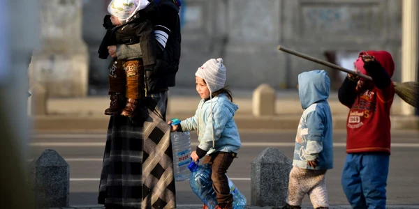 Cersetori - tigani - romi - cersetorie in Bucuresti FOTO Mediafax 