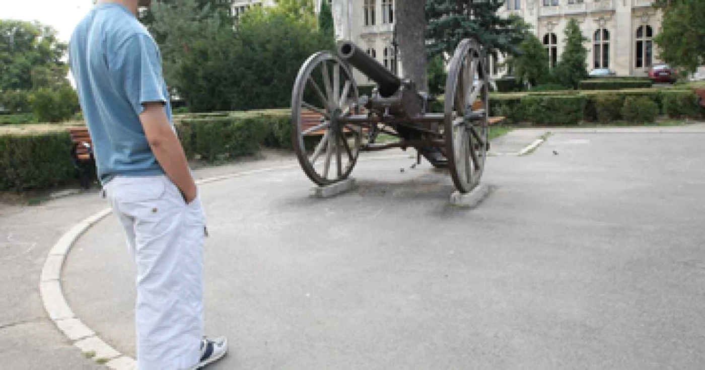 Iaşi: Primarul din Prisăcani vrea tunuri în comună