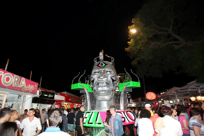 Carele alegorice au fost admirate de privitori pe străzile staţiunii Mamaia