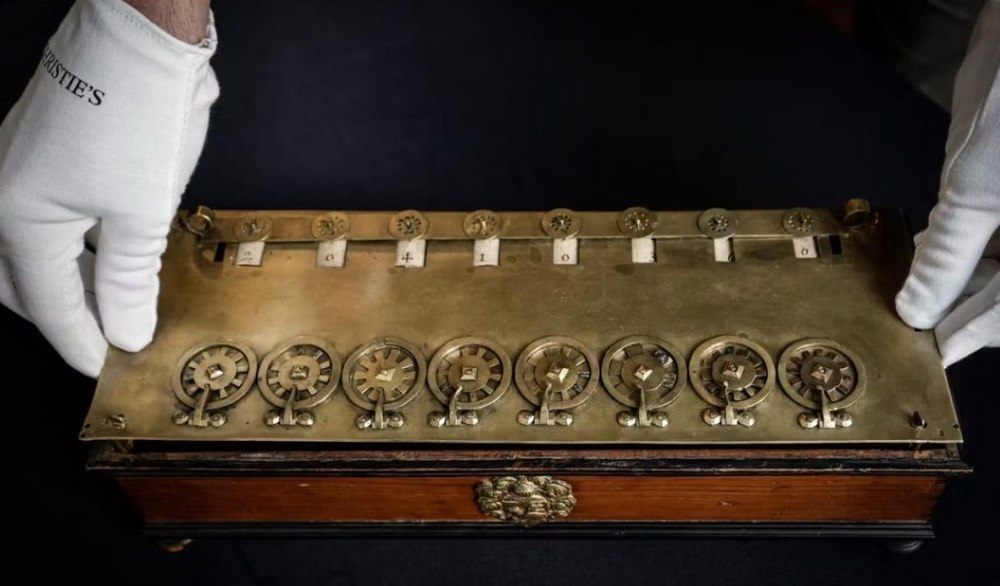 Dispută în Franţa pentru un „calculator” funcţional, inventat în 1642. Oamenii de ştiinţă au obţinut scoaterea lui de la licitaţie