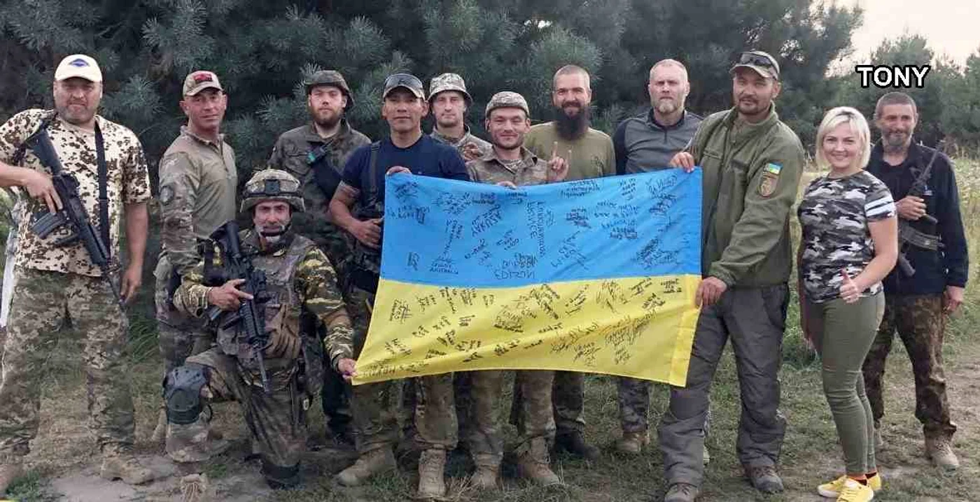 Tony, primul din dreapta, alături de alți „legionari” FOTO ziarulunirea.ro