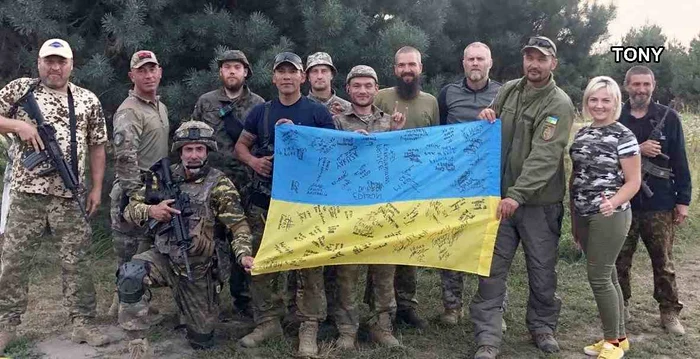 Tony, primul din dreapta, alături de alți „legionari” FOTO ziarulunirea.ro