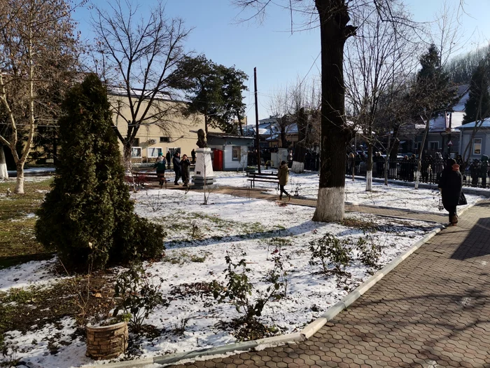 Zeci de părinți și-au așteptat copiii la poarta școlii FOTO: Alina Mitran