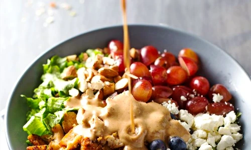 Salata de pui cu migdale si sos de miere de albine si mustar jpeg